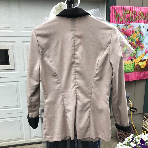 Tan and black blazer.🛍 - Picture 3 of 3